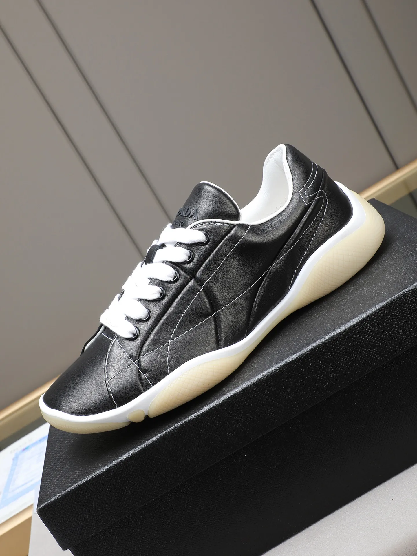 Men's Men's Shoes 💰700 Prada/Prada 1:1 men's casual shoes combine comfort with sophisticated and innovative design. The latest model features a sporty silhouette with visible topstitching that echoes the dynamic lines of the original. Inspired by driving shoes, this sneaker uses a soft and even cow upper, with a light and flexible rubber sole with a concave and convex pattern pattern, giving the sneaker a light appearance and smoothness. The upper is equipped with sports-style stitching, the tongue and laces are injection molded with Epoxy logo, sheep lining and cow foot pads, TPU ultra-light outsole, the upper foot is soft and comfortable, light and breathable! Code:38-39-40-41-42-43-44 (45 customized)